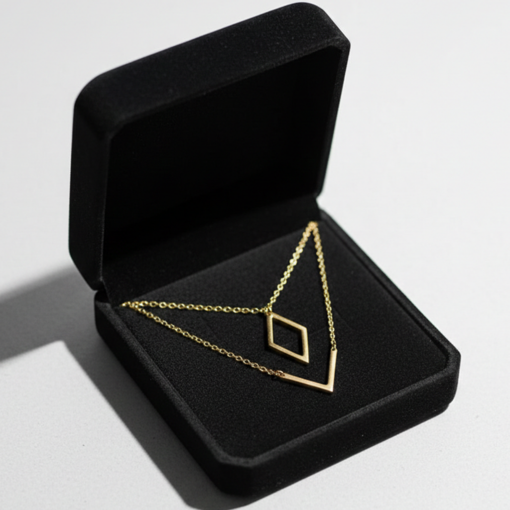 Цвета – Елегантно колие с геометрична висулка във формата на V