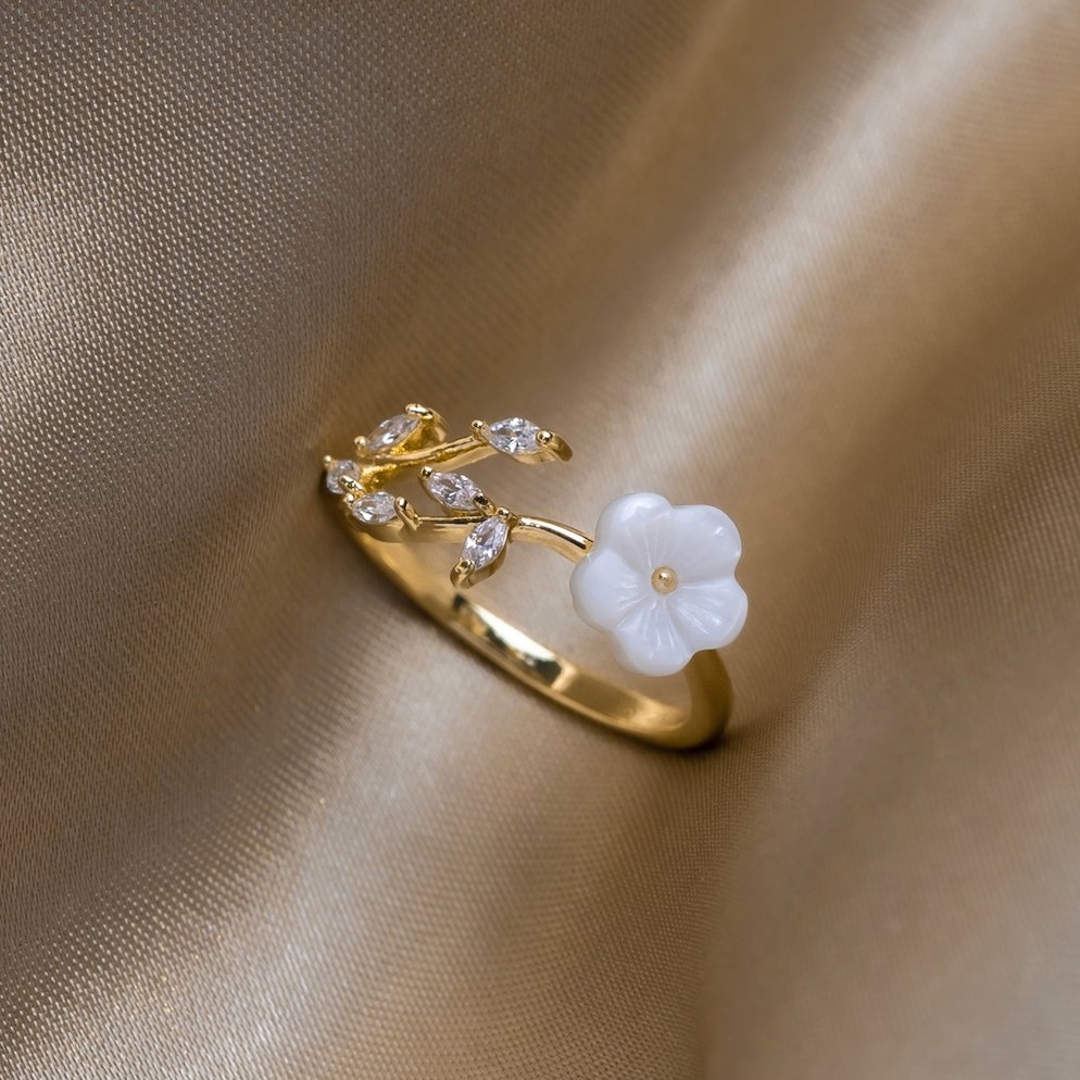 Вида – Златен пръстен с бяла цветна украса.